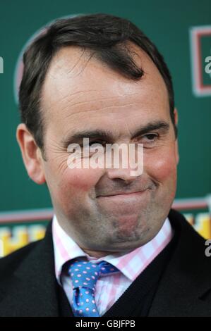 Pferderennen - The 2009 John Smith's Grand National Meeting - Tag zwei - Aintree Racecourse. Alan King, Trainer Stockfoto