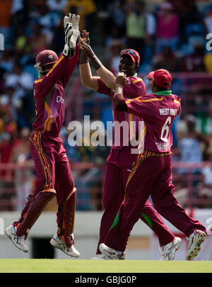 Darren Sammy von West Indies feiert den Aufbruch des Englands Kevin Pietersen während des One Day International im Beausejour Stadium, Gros Islet, St. Lucia. Stockfoto