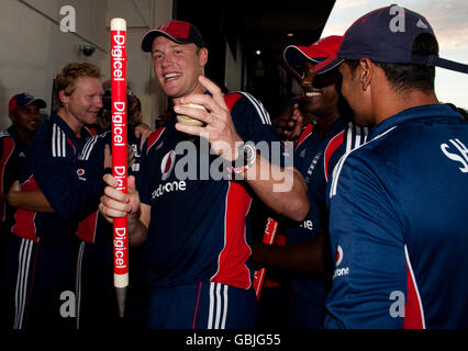 Der englische Andrew Flintoff feiert den Gewinn des 5. One Day International im Beausejour Stadium, Gros Islet, St. Lucia. Stockfoto