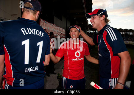 Andrew Flintoff und Stuart Broad aus England feiern den Gewinn des 5. One Day International mit Trainer Andy Flower im Beausejour Stadium, Gros Islet, St. Lucia. Stockfoto