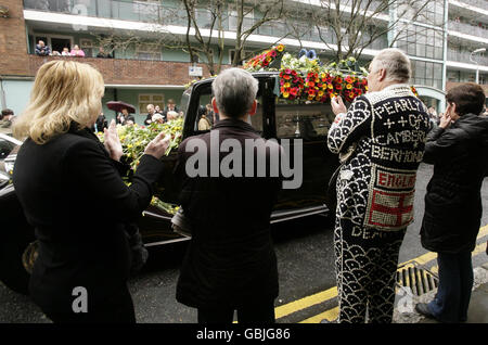 Die Trauerprozession von Jade Goody durchläuft Bermondsey im Südosten Londons, während der Reise zur St. John the Baptist Church in Essex, wo die Beerdigung stattfinden wird. Stockfoto