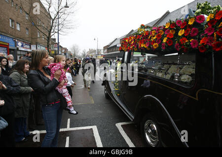 Die Wohlbehagen beobachten, wie Jade Goodys Trauerzug durch Bermondsey im Südosten Londons auf seiner Reise zur St. John the Baptist Church in Essex, wo die Beerdigung stattfinden wird, ihren Weg findet. Stockfoto