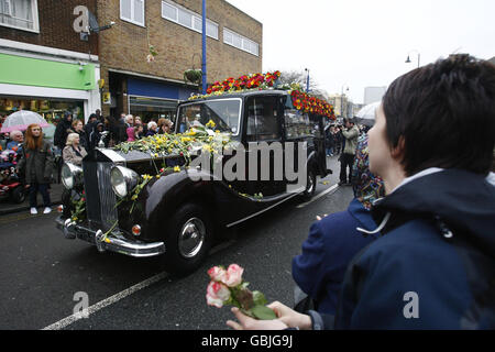 Die Wohlbehagen beobachten, wie Jade Goodys Trauerzug durch Bermondsey im Südosten Londons auf seiner Reise zur St. John the Baptist Church in Essex, wo die Beerdigung stattfinden wird, ihren Weg findet. Stockfoto