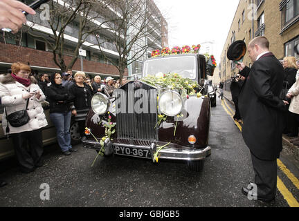 Die Trauerprozession von Jade Goody auf dem Weg durch Bermondsey im Südosten Londons zur St. John the Baptist Church in Essex, wo die Beerdigung stattfinden wird. Stockfoto