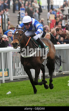 Mith Hill mit David Griffiths, der für den verletzten Jockeys Fund und die County Air Ambulance fährt, gewinnt am dritten Tag des John Smith's Grand National Meetings auf der Aintree Racecourse, Liverpool, das John Smith's People's (Charity Flat) Race. Stockfoto