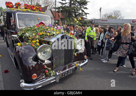 Während der Trauerprozession durch Loughton Essex werfen Wohlbehüter Blumen auf Jade Goodys Leichenwagen. Stockfoto