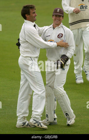 Tim Murtagh von Surrey feiert die Einnahme des Wickens von Shoaib in Gloucestershire Malik mit Kapitän Jonathan Batty Stockfoto