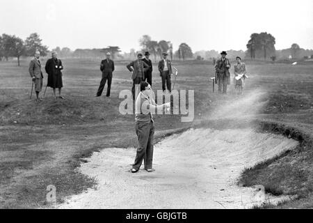 Golf - Ryder Cup - Pre-Tournament Practice - Großbritannien und Irland / Oxford und Cambridge Golf Society. Fred Daly spielt aus einem Bunker Stockfoto