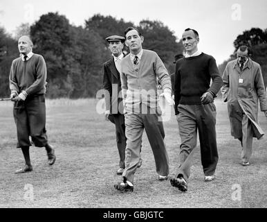 Golf - Ryder Cup - Pre-Tournament Practice - Großbritannien und Irland / Oxford und Cambridge Golf Society. Fred Daly, links und Charlie ward beim Gehen Stockfoto