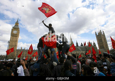 Tamilische Demonstranten protestieren in Westminster, London, und fordern einen sofortigen Waffenstillstand in Sri Lanka. Stockfoto