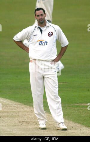 Martin Bichnell von Surrey ist frustriert wie Chris Taylor von Gloucestershire Taktet die Läufe Stockfoto