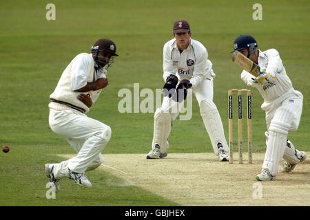Chris Taylor von Gloucestershire trifft vier Mal, läuft vom Bowling ab Nayan Doshi von Surrey Stockfoto