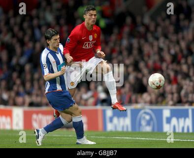 Fußball - UEFA Champions League - Viertelfinale - Erstes Teilstück - Manchester United gegen FC Porto - Old Trafford. Bruno Alves (links) vom FC Porto und Cristiano Ronaldo (rechts) von Manchester United in Aktion Stockfoto