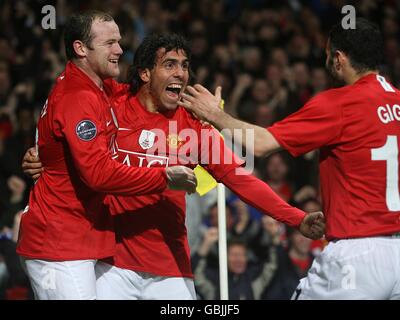 Fußball - UEFA Champions League - Viertelfinale - Erstes Teilstück - Manchester United gegen FC Porto - Old Trafford. Carlos Tevez von Manchester United feiert mit seinen Teamkollegen nach dem zweiten Tor Stockfoto