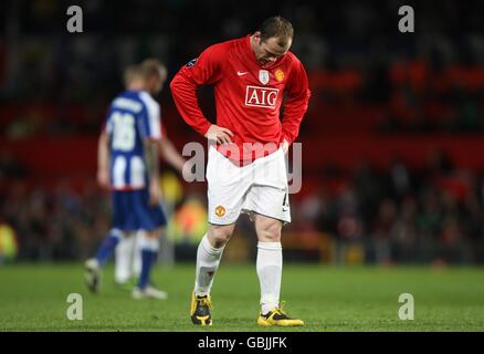 Fußball - UEFA Champions League - Viertelfinale - Erstes Teilstück - Manchester United gegen FC Porto - Old Trafford. Wayne Rooney von Manchester United geht entrüstet davon Stockfoto