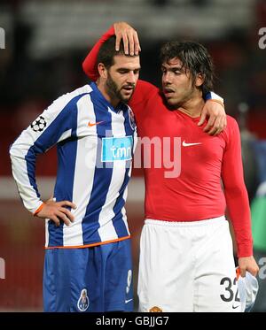 Fußball - UEFA Champions League - Viertelfinale - Erstes Teilstück - Manchester United gegen FC Porto - Old Trafford. Lisandro Lopez vom FC Porto (links) und Carlos Tevez von Manchester United (rechts) nach dem letzten Pfiff. Stockfoto