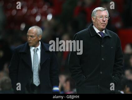 Manchester United Manager Alex Ferguson (rechts) geht vom Platz Nach dem Schlusspfiff, gefolgt vom FC Porto Trainer, war er depriziert Jesualdo Ferreira (links) Stockfoto