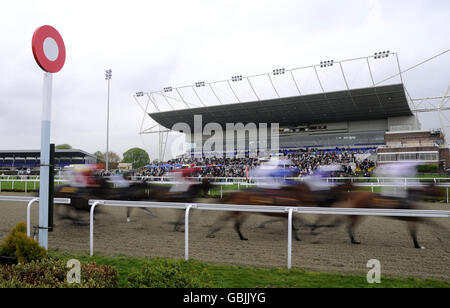 Pferderennen - oddschecker.com Ostern und Masaka Stakes Day - Kempton Park Racecourse. Läufer passieren den Siegerposten beim Osterfest und Masaka Stakes Day oddschecker.com auf der Rennbahn Kempton Park. Stockfoto