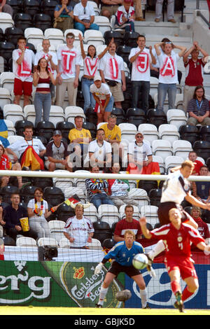 Fußball - UEFA-Europameisterschaft 2004 - Gruppe D - Lettland - Deutschland. Lettische Fans beobachten ihr Team in Aktion Stockfoto