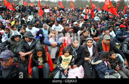 Tausende von Menschen protestieren im Hyde Park, London, gegen die Offensive der srilankischen Regierung gegen Tamil Tiger Rebellen und angebliche Menschenrechtsverletzungen. Stockfoto