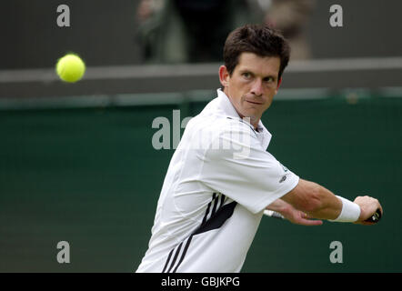 Tennis - Wimbledon 2004 - erste Runde - Tim Henman / Ruben Ramirez Hidalgo. Tim Henman auf dem Weg zum Sieg über den spanischen Ruben Ramirez Hidalgo Stockfoto