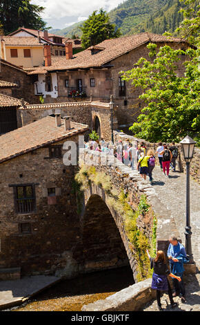 Schule Kinder auf der mittelalterlichen Pack Horse Brücke von San Cayetano über den Fluss Deva in der spanischen Stadt Jávea in die Picos de Europa Spanien Stockfoto