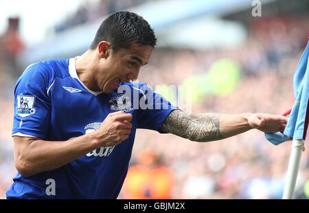 Fußball - Barclays Premier League - Aston Villa gegen Everton - Villa Park. Evertons Tim Cahill feiert nach dem zweiten Tor Stockfoto