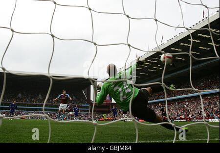 Gareth Barry von Aston Villa punktet mit dem Strafpunkt danach Everton's Joleon Lescott hat das Stiliyan Petrov der Aston Villa gefockt Stockfoto