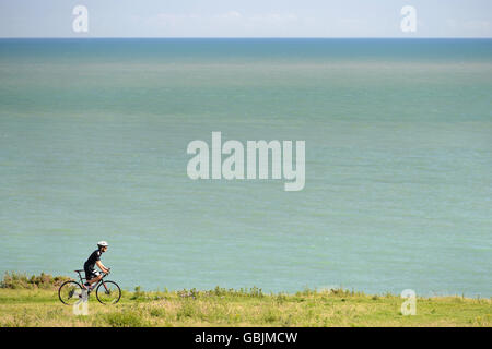 Mann auf einem Cyclocross Fahrrad Radfahren auf einer oberen Felsenweg in der South Downs National Park im Cuckmere Haven, in der Nähe von Eastbourne Stockfoto