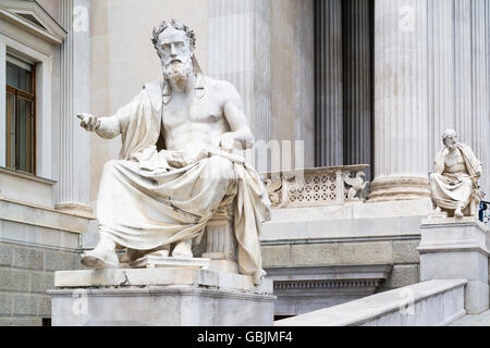 Statue von Xenophon von Athen vor österreichischen Parlamentsgebäude an der Ringstraße in Wien, Österreich Stockfoto
