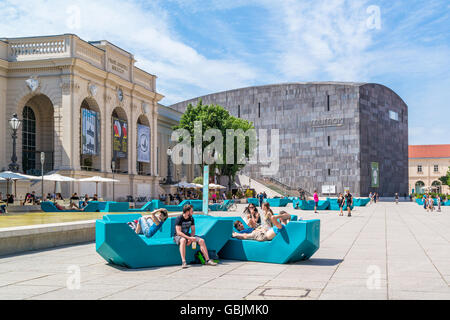 Museen Quartier Platz mit Menschen und Museum für moderne Kunst MUMOK in Wien, Österreich Stockfoto