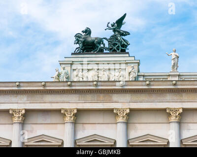 Spitze der vorderen Fassade des österreichischen Parlamentsgebäude mit bronzenen Quadriga, Ringstraße im Zentrum von Wien, Österreich Stockfoto