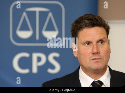 Keir Starmer QC, Direktor der Staatsanwaltschaft der Crown Prosecution Service, liest eine Erklärung im CPS-Hauptquartier im Zentrum von London, in der die CPS angekündigt hat, dass sie den konservativen Abgeordneten Damian Green nicht strafrechtlich verfolgen werden. Stockfoto