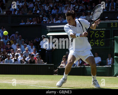 Tennis - Wimbledon 2004 - 3. Runde - Tim Henman V Hicham Arazi Stockfoto