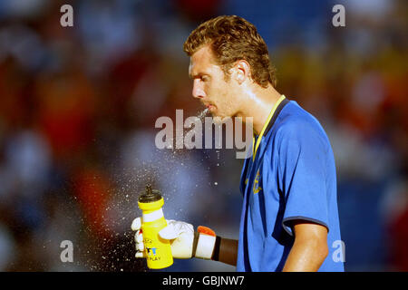 Fußball - UEFA-Europameisterschaft 2004 - Viertelfinale - Schweden - Holland. Andreas Isaksson, Schweden Stockfoto