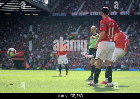 Fußball - Barclays Premier League - Manchester United / Aston Villa - Old Trafford. Cristiano Ronaldo von Manchester United (rechts) schießt seinen Beiden das erste Tor Stockfoto