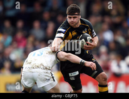 Rugby Union - Guinness Premiership - London Wasps gegen Newcastle Falcons - Adams Park. Rob Webber von Wasps übergibt während des Guinness Premiership-Spiels im Adams Park, London, Newcastles Jamie Noon. Stockfoto