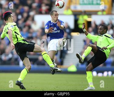 Evertons Leon Osman (Mitte) kämpft mit Wigan um den Ball Athletic's Paul Scharner (links) und Charles N'Zogbia (rechts) Stockfoto