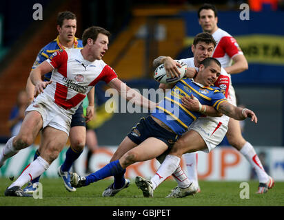 Rugby League - 2009 Carnegie Challenge Cup - vierte Runde - Leeds Rhinos gegen St. Helens - Headingley Carnegie Stadium. Brent Webb von Leeds Rhinos wird von St. Helens' Jon Wilkin in Angriff genommen. Stockfoto