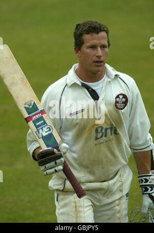 Jonathan Batty von Surrey verlässt das Feld, nachdem er erwischt wurde Von James Averis von Gloucestershire und Ian Fisher Stockfoto