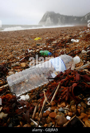 Müll, der an einem Strand in Dover, Kent, zurückgelassen wurde, da die Menge an Müll an den Stränden Großbritanniens laut einer Umfrage ihren höchsten Stand erreicht hat. Stockfoto