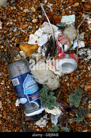 Müll, der an einem Strand in Dover, Kent, zurückgelassen wurde, da die Menge an Müll an den Stränden Großbritanniens laut einer Umfrage ihren höchsten Stand erreicht hat. Stockfoto