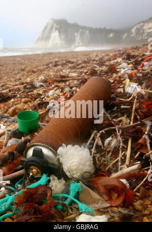 Müll, der an einem Strand in Dover, Kent, zurückgelassen wurde, da die Menge an Müll an den Stränden Großbritanniens laut einer Umfrage ihren höchsten Stand erreicht hat. Stockfoto