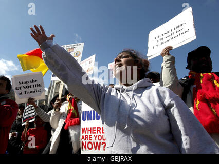 Demonstranten, die sich gegen die Offensive der Regierung Sri Lankas gegen die Tamil Tiger Rebellen und angebliche Menschenrechtsverletzungen einsetzen, setzen ihre Demonstration vor den Houses of Parliament in Zentral-London fort. Stockfoto