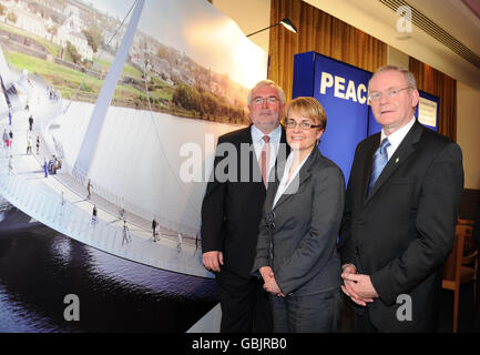 Der stellvertretende erste Minister, Martin McGuinness, und die Ministerin für soziale Entwicklung, Margaret Ritchie, kamen zusammen mit Pat Colgan, dem Chef der SEUPB, als sie heute die Entwürfe für Londonderrys neue Friedensbrücke vorstellten, die von der ehemaligen Militärbasis Ebrington bis zur Rückseite der Guildhall führen wird. Stockfoto