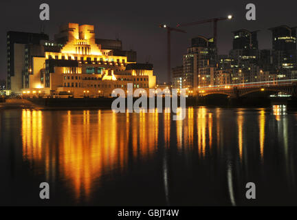 Gesamtansicht des Secret Intelligence Service Gebäude in Vauxhall, London. Stockfoto