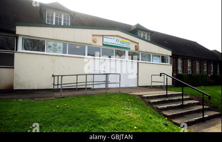 Das Bakersfield Community Center befindet sich vor der unabhängigen Iona-Schule in Sneinton, in Nottingham, nach einem Überfall, bei dem mehr als 100 Demonstranten in der Schule verhaftet wurden, weil sie angeblich einen Protest in einem Kohlekraftwerk planten. Stockfoto