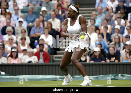 Tennis - Wimbledon 2004 - erste Runde - Jie Zheng V Serena Williams Stockfoto