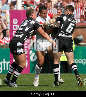 St Helens' Maurie Fa'asavalu wird von Danny Tickle (links) und Richard Horne vom Hull FC während des Engage Super League-Spiels in der Knowsley Road, St Helens, angegangen. Stockfoto