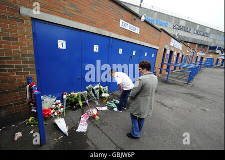 Fans zollen am Eingang der Leppings Lane zum Sheffield Wednesday Football Ground am 20. Jahrestag der Hillsborough-Tragödie Tribut, bei der 96 Liverpool-Fans beim Halbfinale des FA Cup gegen Nottingham Forest im Sheffield Stadium starben. Stockfoto